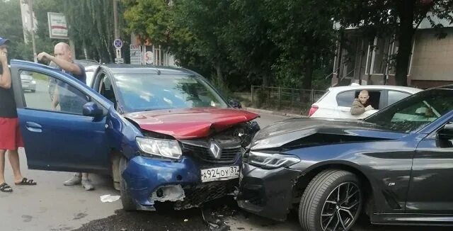 Две машины столкнулись. Машина 18. Новости Иваново. Картинки машин.