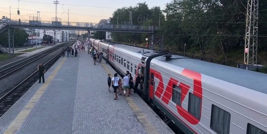 Двухэтажный пассажирский поезд. Поезд арктика москва мурманск. Ржд спб мурманск. Вокзал мурманск зимой. Поезд 011 мурманск санкт-петербург.
