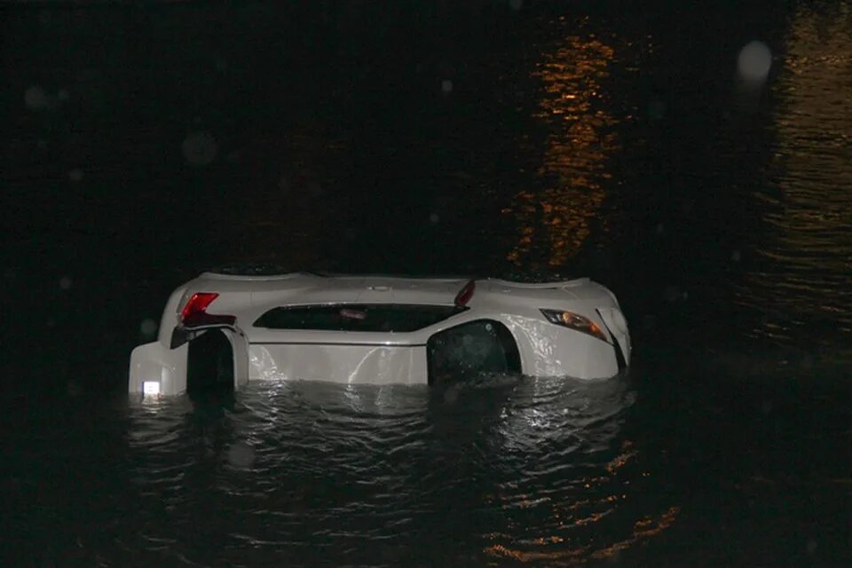 Машина под водой. Машина падает в воду. Машина упала в реку. Машина упала в воду перевернулась. К чему снится машина в воде