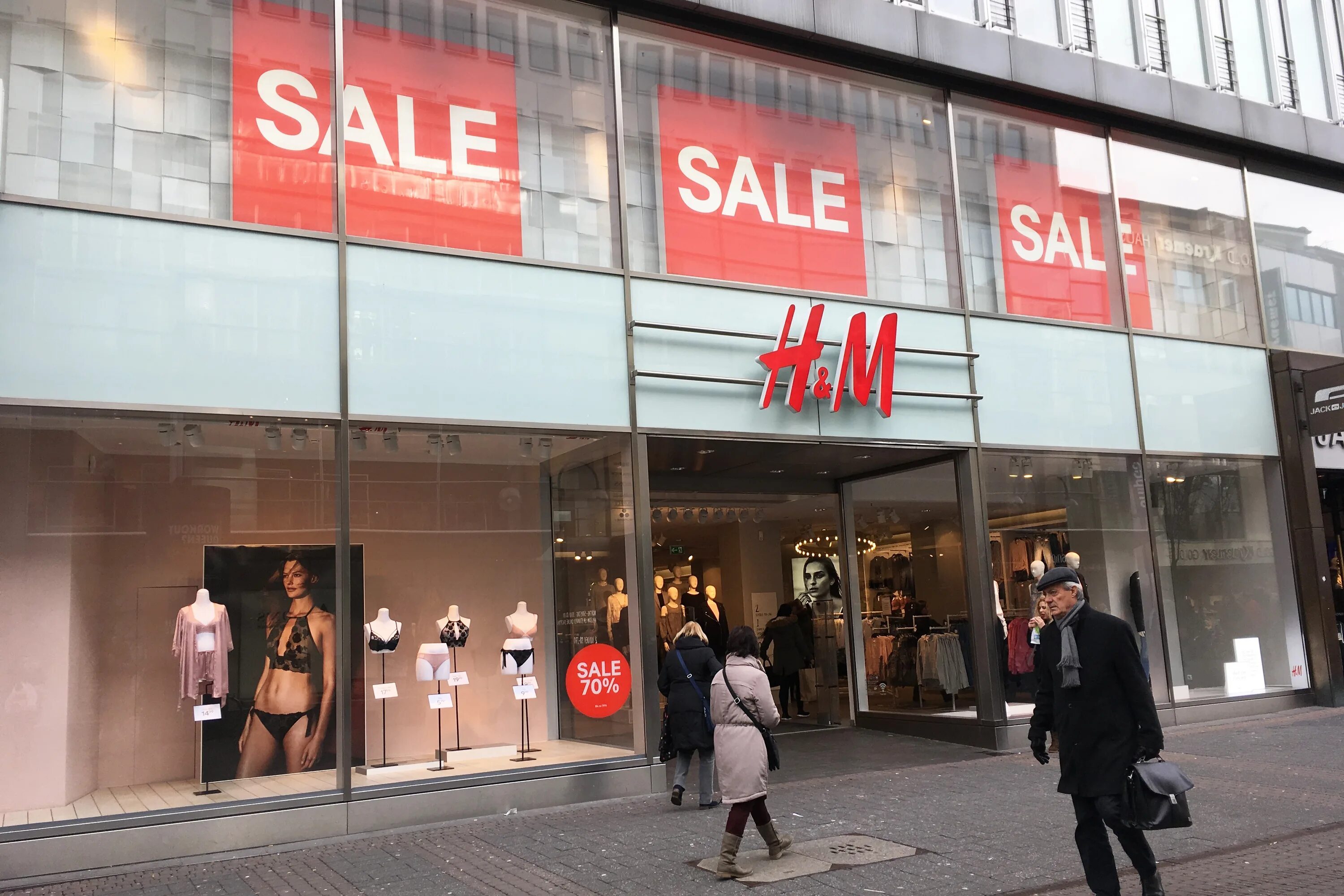 H M магазин. H&M sale. Sale одежда. HM распродажа.