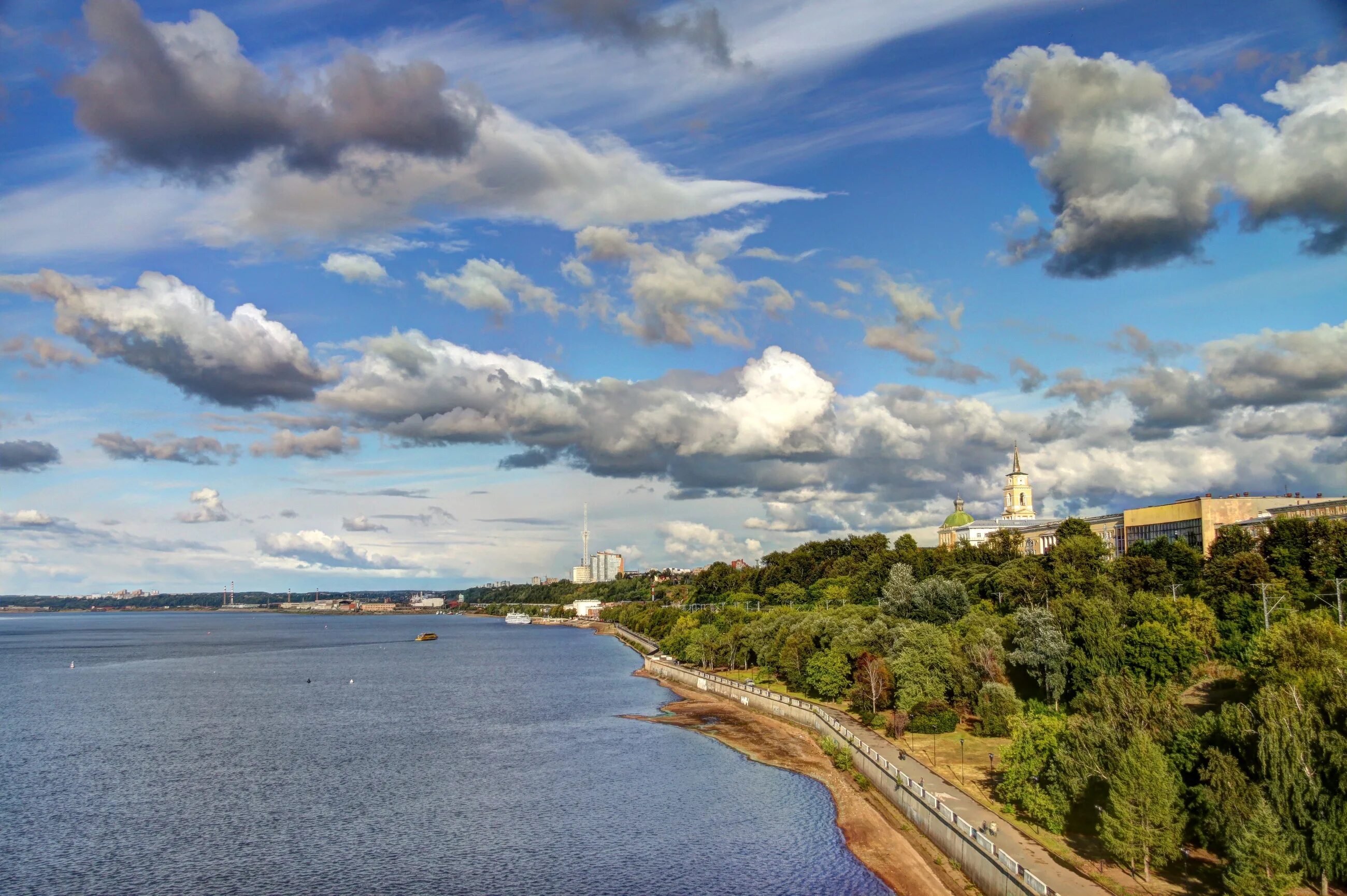Город на берегу реки кама. Река кама в перми. пермь кама набережная. пермь лето кама. пермь кама бернег.