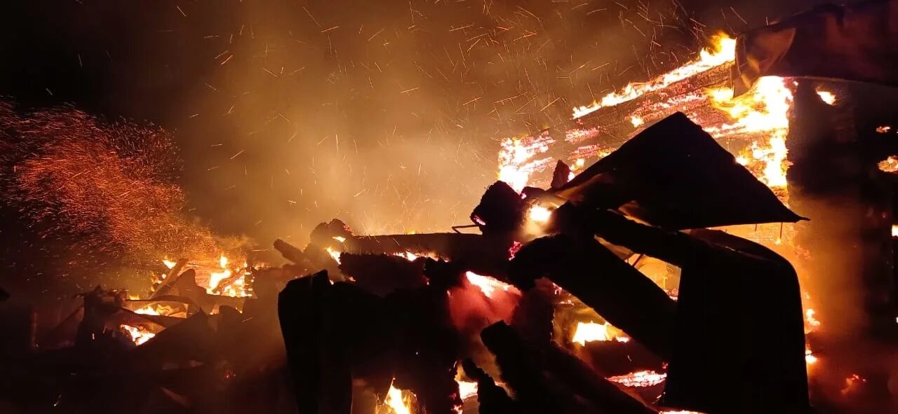 Песня закат сгорел. Пожар в Батыревском районе. Пожар в Сугутах. Чувашия пожар Комсомольский район. Пожар Батыревский район Чувашия Ангара.