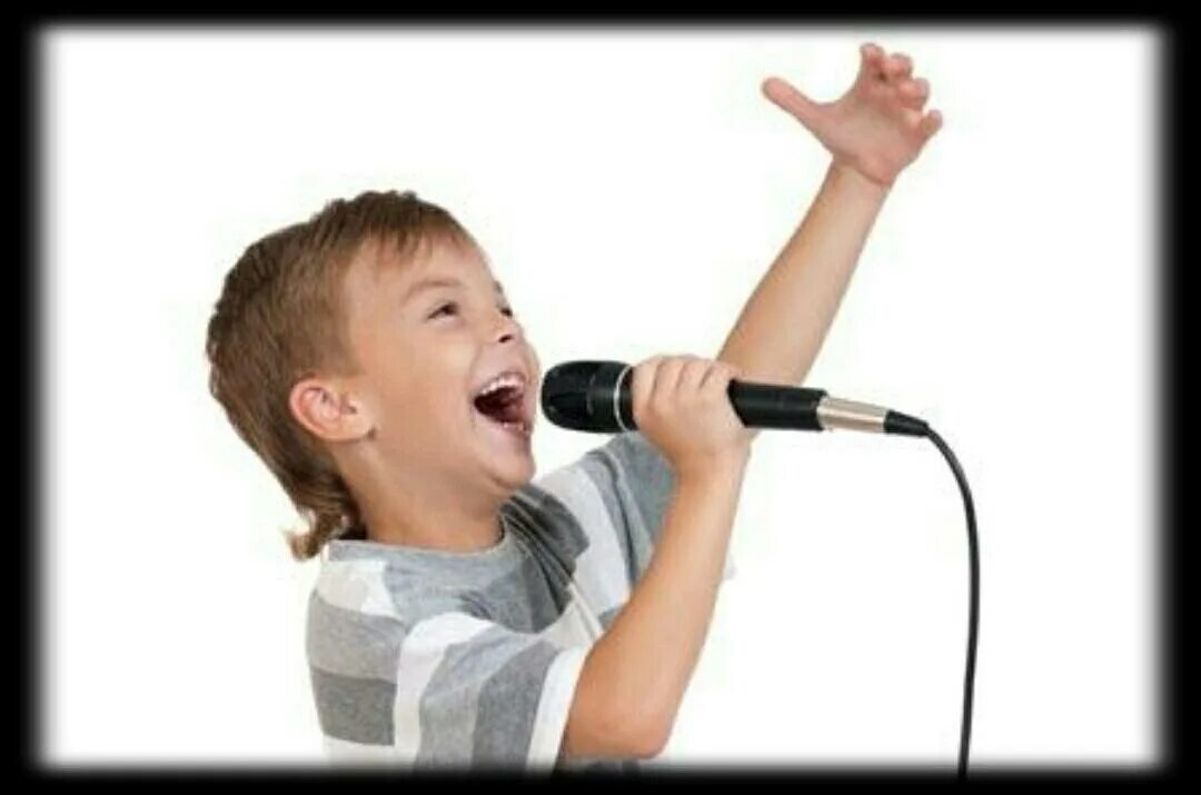 Ребенок с микрофоном. Дети поют. Мальчик поет. Дети выступают. Вокал бери