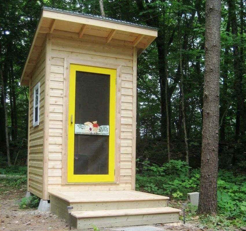 Как построить уличный туалет своими руками. Туалет дачный. Туалетный домик для дачи. Красивый туалет на даче. Садовый туалет деревянный.