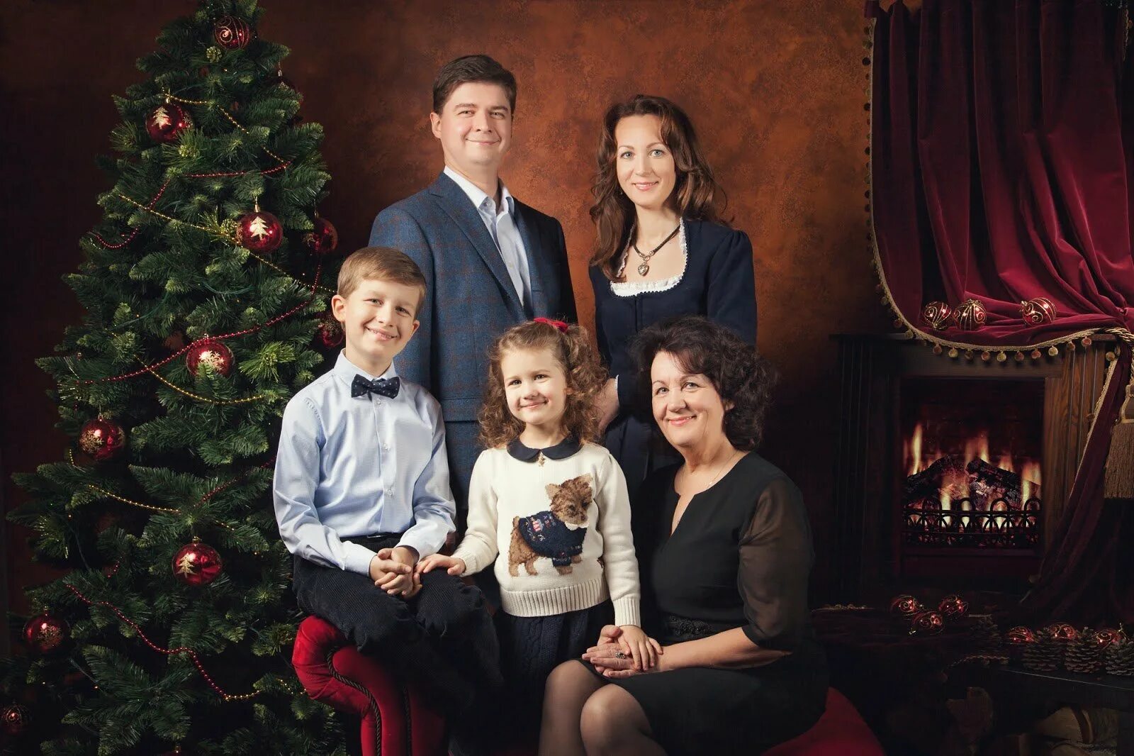 Семейный частный российский. Семейный портрет. Семейная фотосессия. Новогодняя фотосессия семейная. Семейная фотосессия в студии.