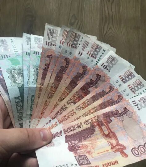 Деньги на столе. Наличные 50 тысяч рублей. 40 Тысяч рублей в руках. 30 Тысяч рублей в руках.