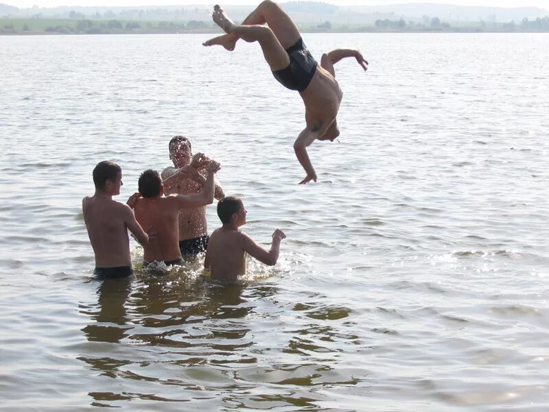 Купание в озере. Купаться в озере. Люди купаются. Купаца на озеру. Какие люди купаются