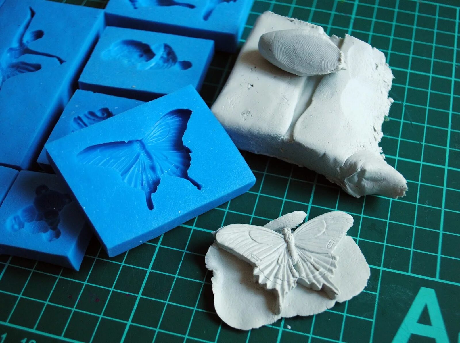 Лепка из самозатвердевающей глины. Как сделать самозатвердевающую глину. Масса для лепки самозатвердевающая из крахмала и пва. Лепка из пасты для моделирования. Лепка цветов из глины.