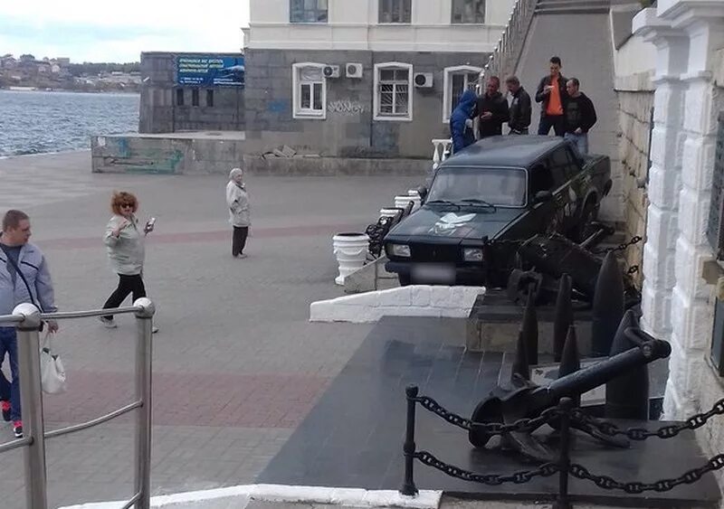 Севастополь сегодня утром. Севастополь спуск в артбухту. севастополь машины. перестрелка в севастополе. авто в артбухте севастополь.