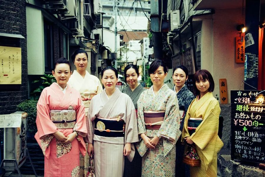 Japanese women is. Япония общество. Жена самурая. Русские женщины в Японии. Народы Японии современные.