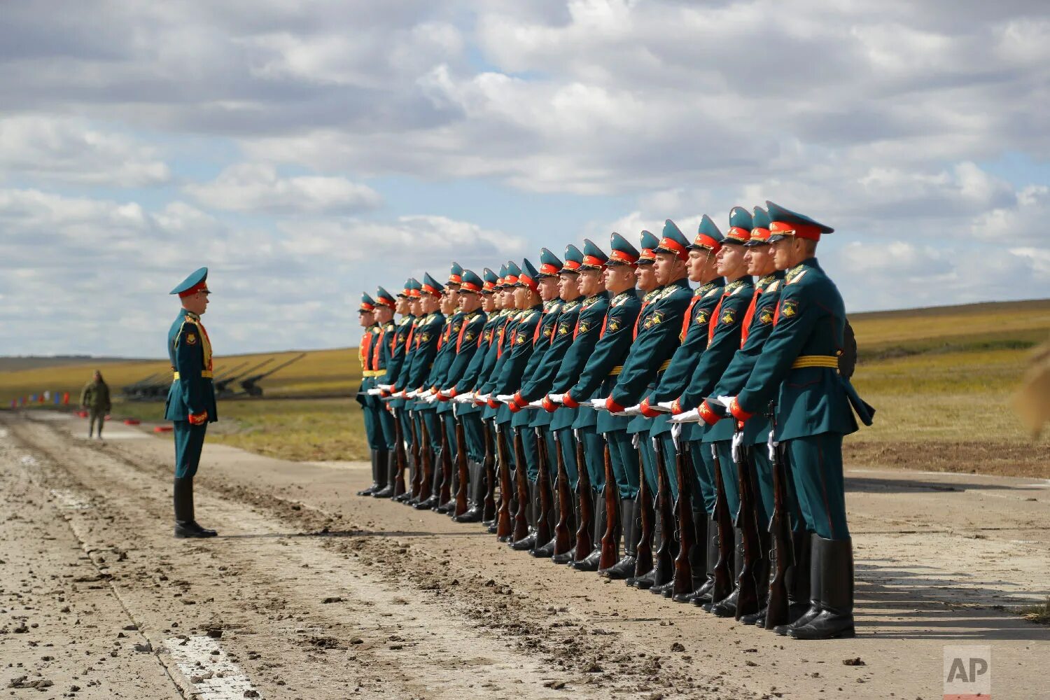 Гонит строй. Шеренга военнослужащих. Шеренга солдат. Шеренга это в армии. Военный в строю.