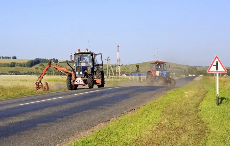 Обочине на трактор. Окос обочин трактор мтз. Косилка-мульчер для мтз-82. Косилки барабанная самаш. Покос обочин.