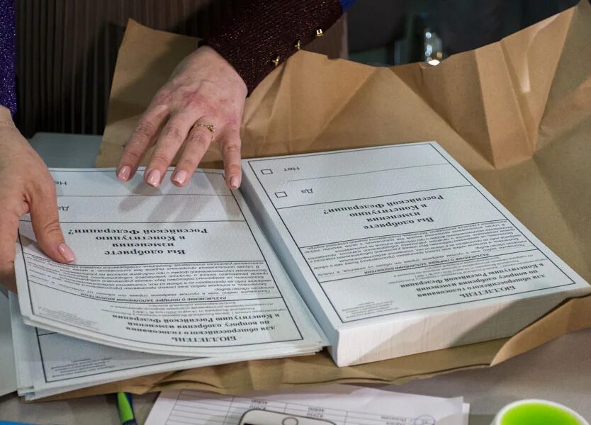 Можно голосовать если прописан в другом городе. Бак для бюллетеней. Билютень при голосовании Запорожской области. Рука с беллютенью. Мягкая мобилизаци при голосовании.