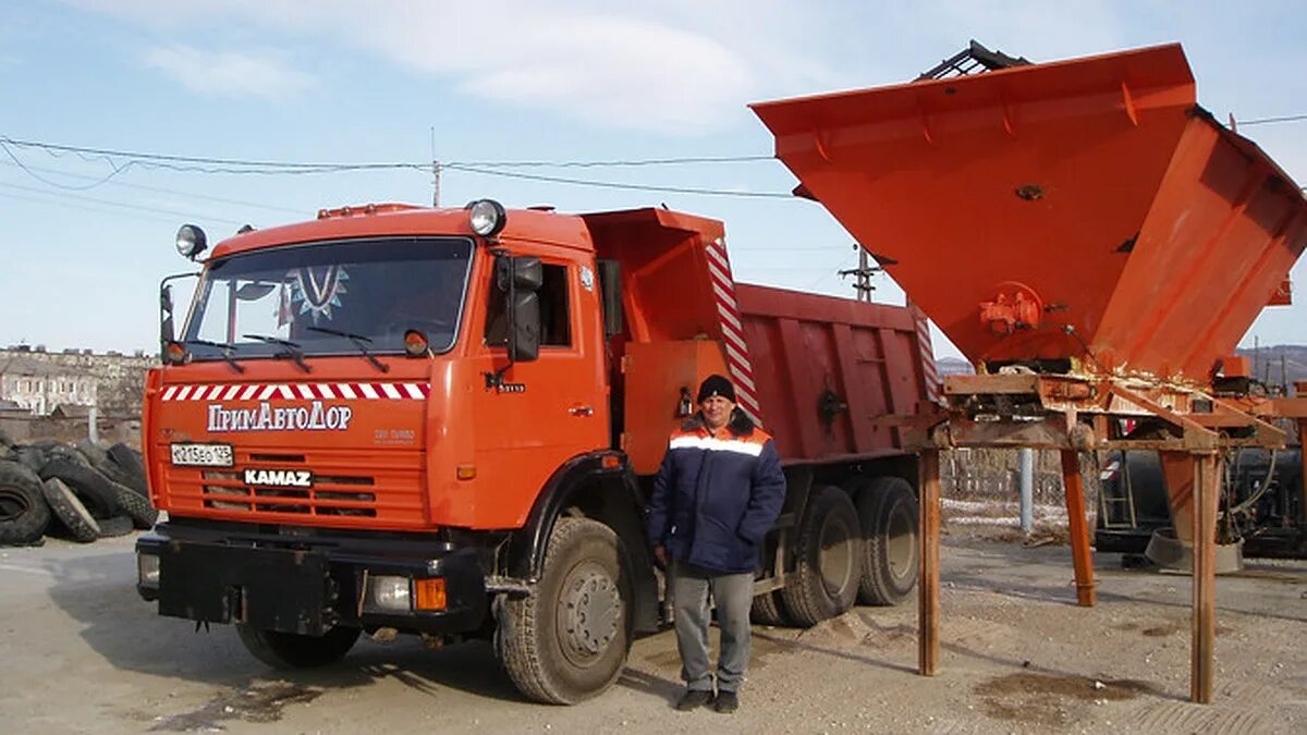 Работа вахтовым водителем для мужчин. Водитель КАМАЗА. Примавтодор. Примавтодор Нефтеветка 8. Водитель КАМАЗА фото.