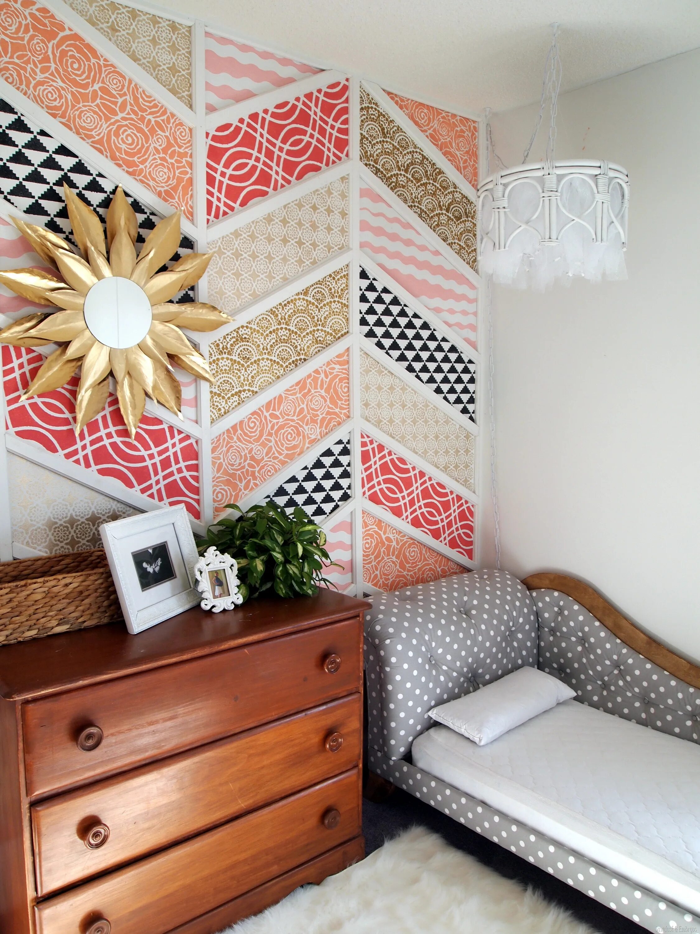 Поклейка обоев в стиле пэчворк. Пэчворк на стене из ткани. Комната в стиле пэчворк. Кусочки обоев. Панно из обоев на стену.