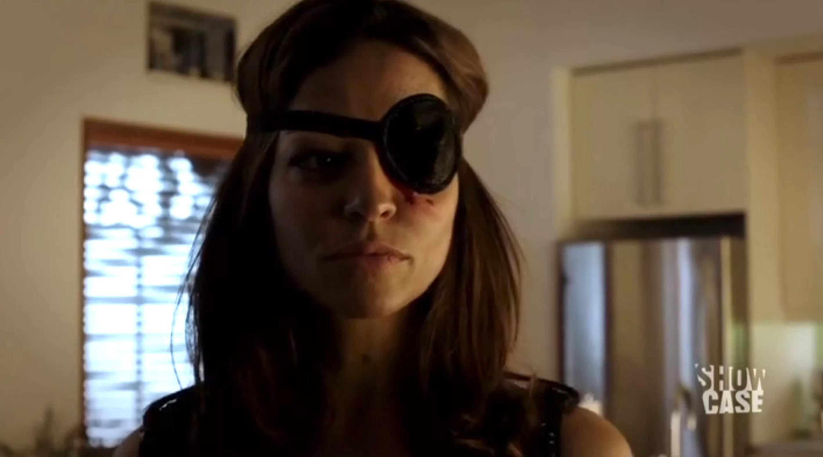 Девочки 2014. The girl with one eye. One eyed girl. The girl with one eye. Безумный взгляд девушки.