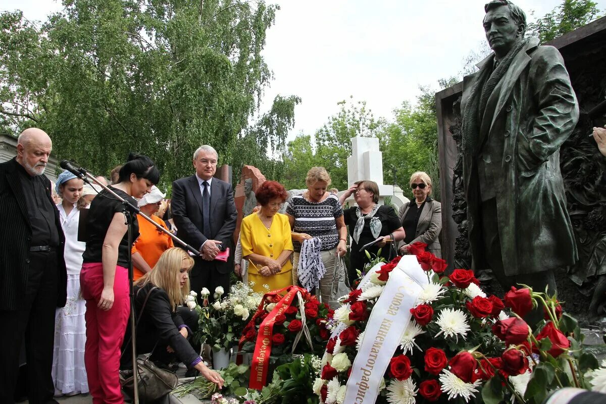 Тихонов похоронен. Памятник Тихонову на Новодевичьем кладбище. Могила Вячеслава Тихонова на Новодевичьем кладбище. Новодевичьем кладбище памятник актеру Вячеславу Тихонову.