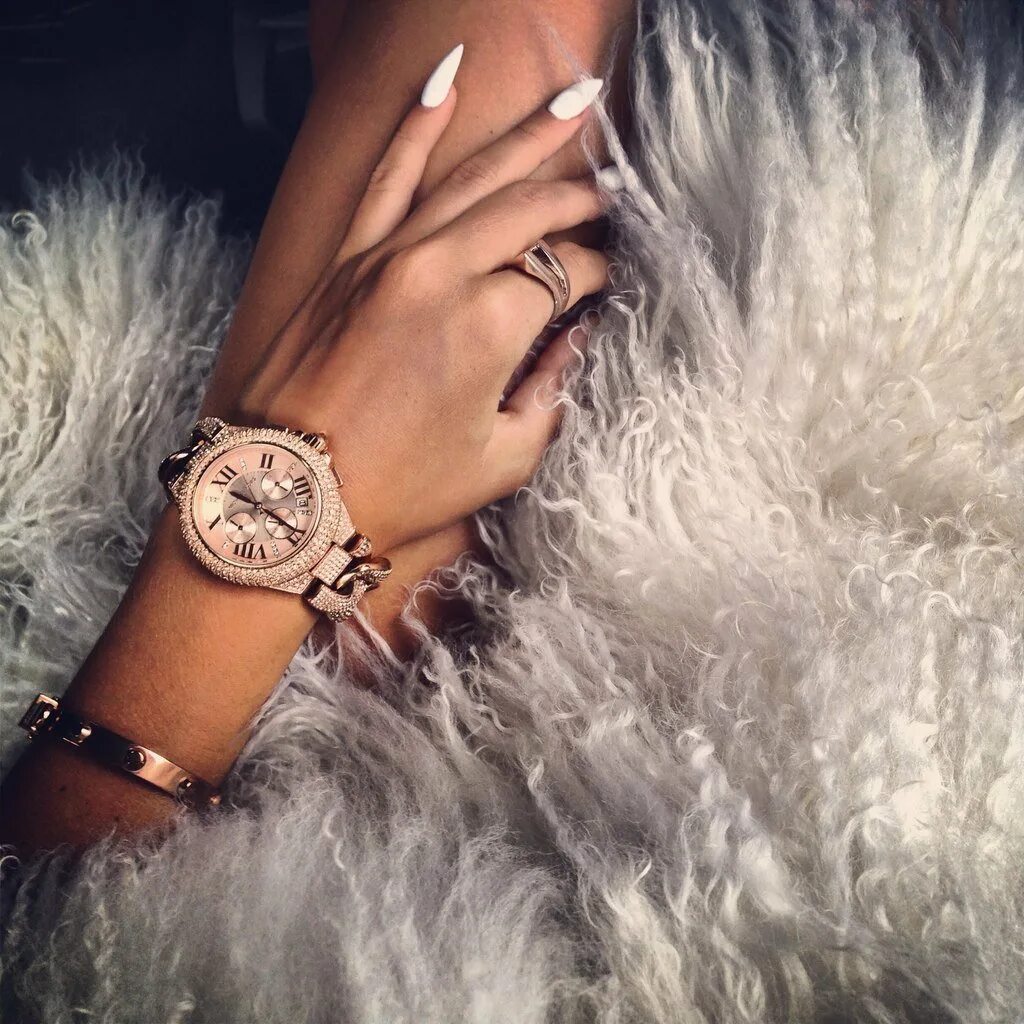 Красивые девушки с часами. Красивые женские часы. Красивые женские часы на руку. Красивые руки с часами. Девушка с часами.