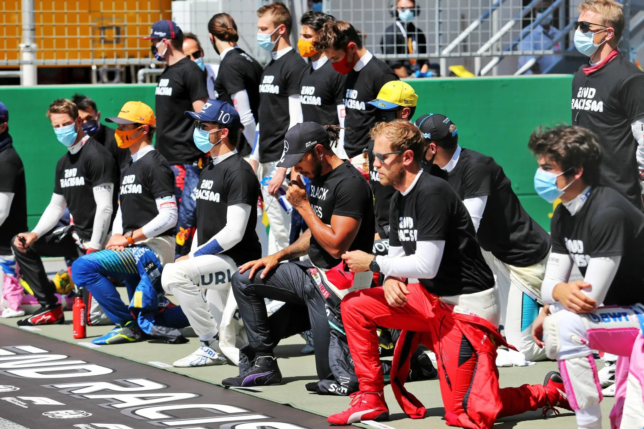 F1 Blm. Автогонщики формулы 1. Формула 1 встали на колени. Хэмилтон Blm. Основная группа гонщиков в спортивной гонке