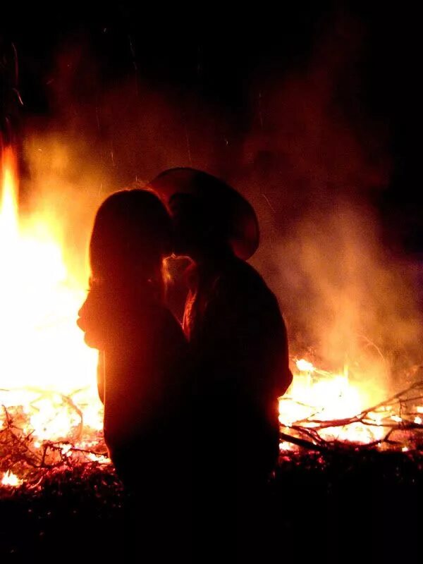 Пожары любви это эвакуация песня. Влюбленные у костра. Костер любви. Парень и девушка в огне. Парень с девушкой у костра.