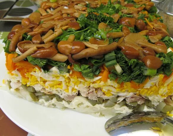 салат лесная поляна с опятами. лесная поляна салат с опятами и курицей. грибная поляна с опятами перевертыш.