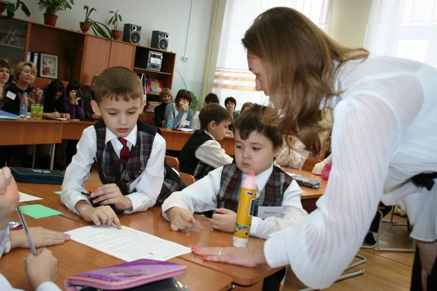 Школа конов. Урок в начальной школе. Преподавание в начальных классах. Дети на уроке в начальной школе. Открытый урок в начальной школе.