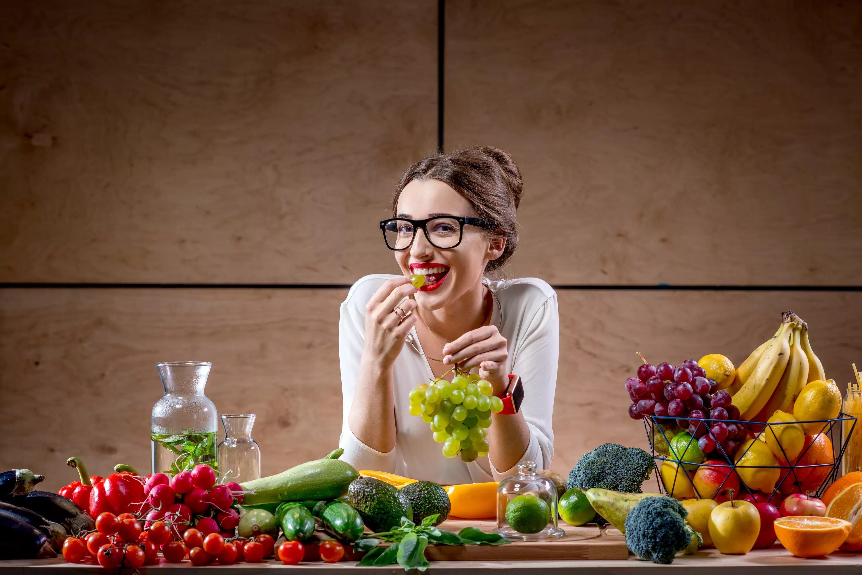 Что нужно есть ежедневно. Фотосессия с овощами и фруктами. Фотосессия с фруктами. Женщина с фруктами. Девушка ест овощи.