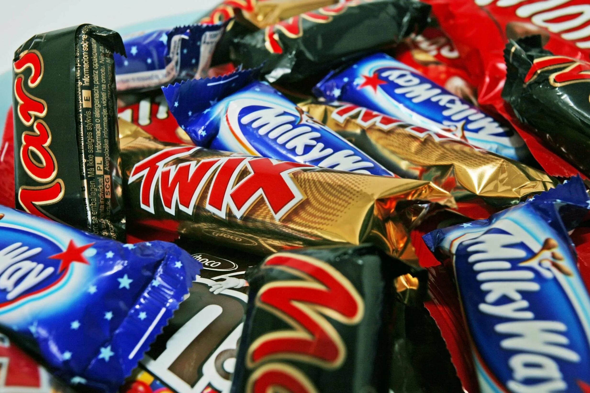 баунти минис марс. конфеты сникерс марс баунти твикс. батончики сникерс марс баунти. шоколадные батончики марс и сникерс. конфеты твикс баунти марс.