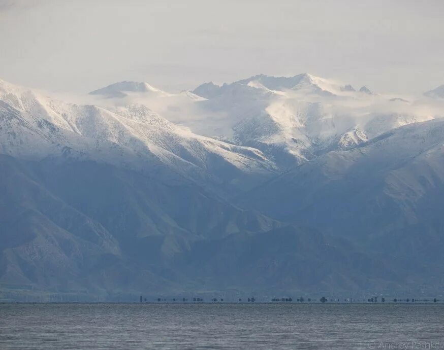 Море в средней азии 4. Тянь-Шань озеро Иссык-Куль. Тянь Шань Иссык Куль. Горы Тянь Шань озеро Иссык-Куль. Ледники Кыргызстана Иссык Куль.