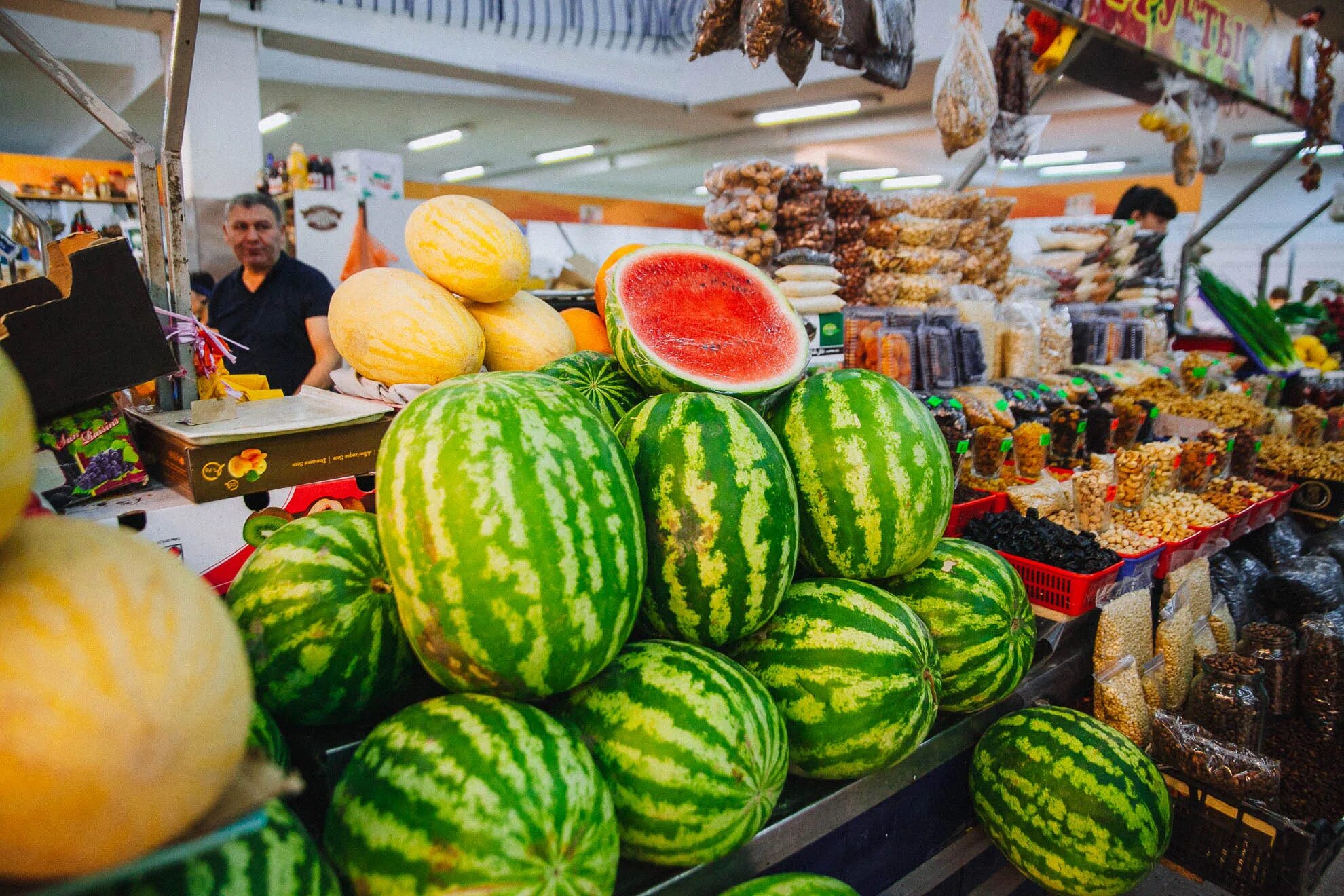 Арбуз купить рынок. Арбузы на рынке. Прилавок с арбузами. Арбузный рынок. Арбуз и дыня.