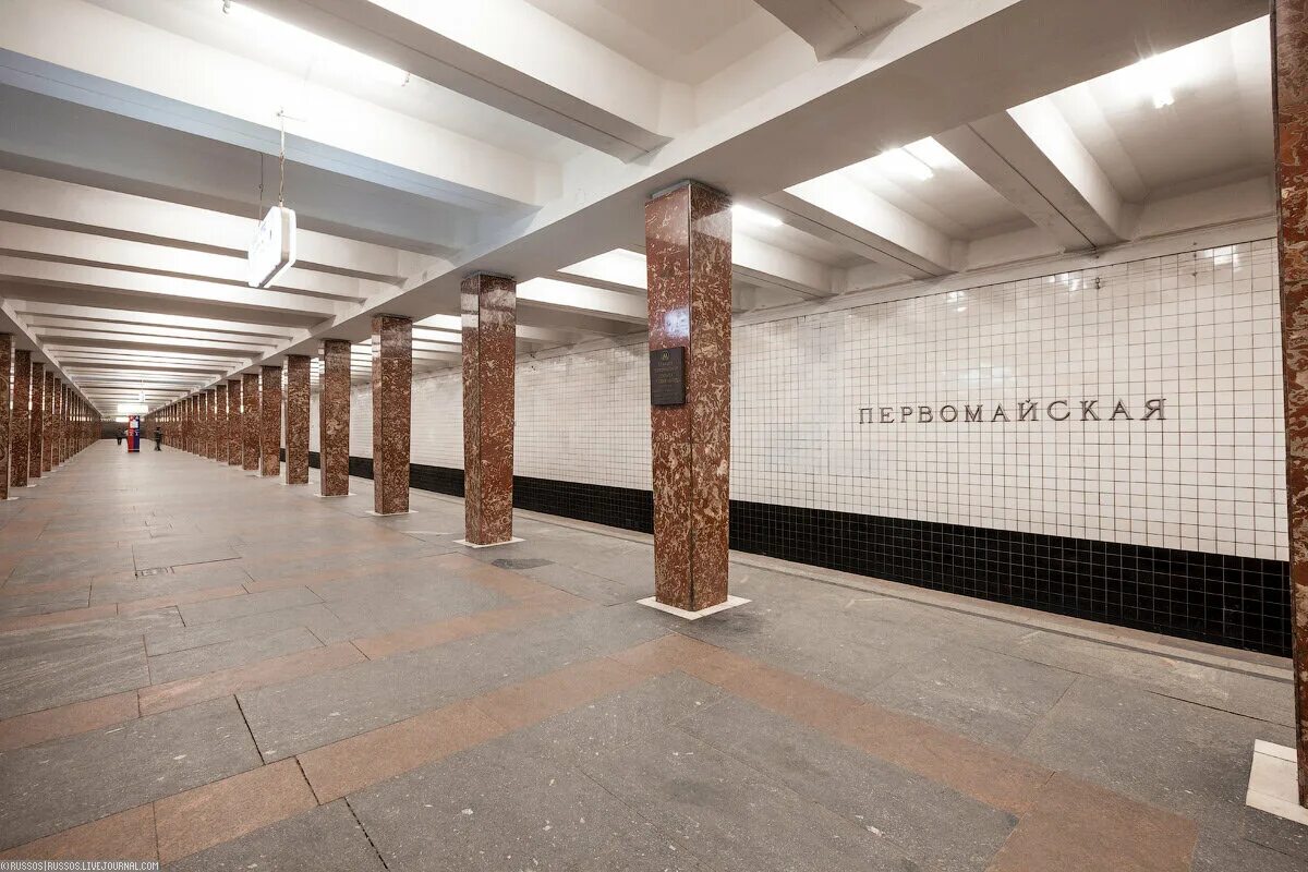 Станция метро первомайская. Станция метро первомайская минск. В москве в метро упал человек. Метро первомайская человек. Метро первомайская человек упал на рельсы в москве.