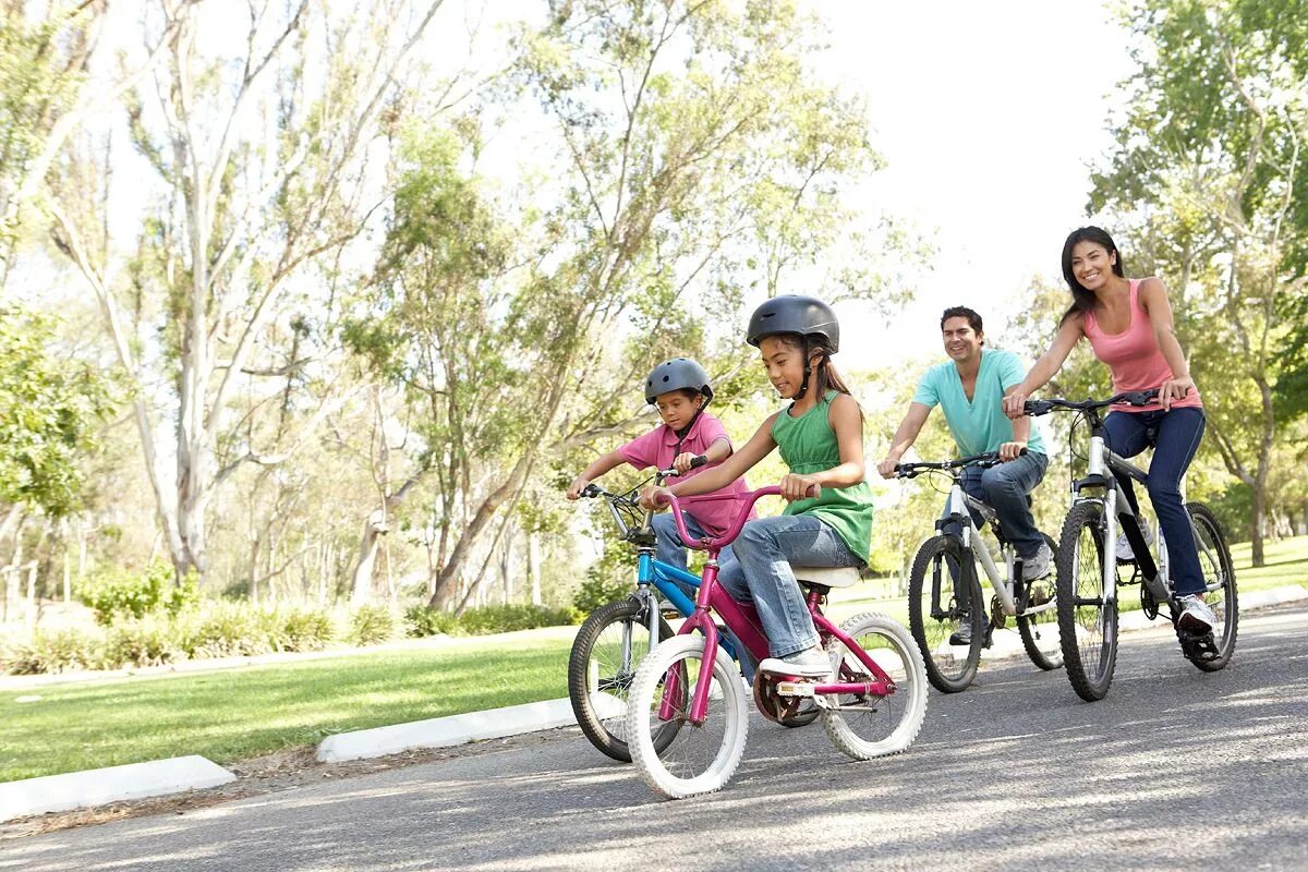 The children are riding bikes. Велопрогулки семьей. Семейная прогулка на велосипедах. Прогулка на велосипеде семья. Семейное катание на велосипедах.