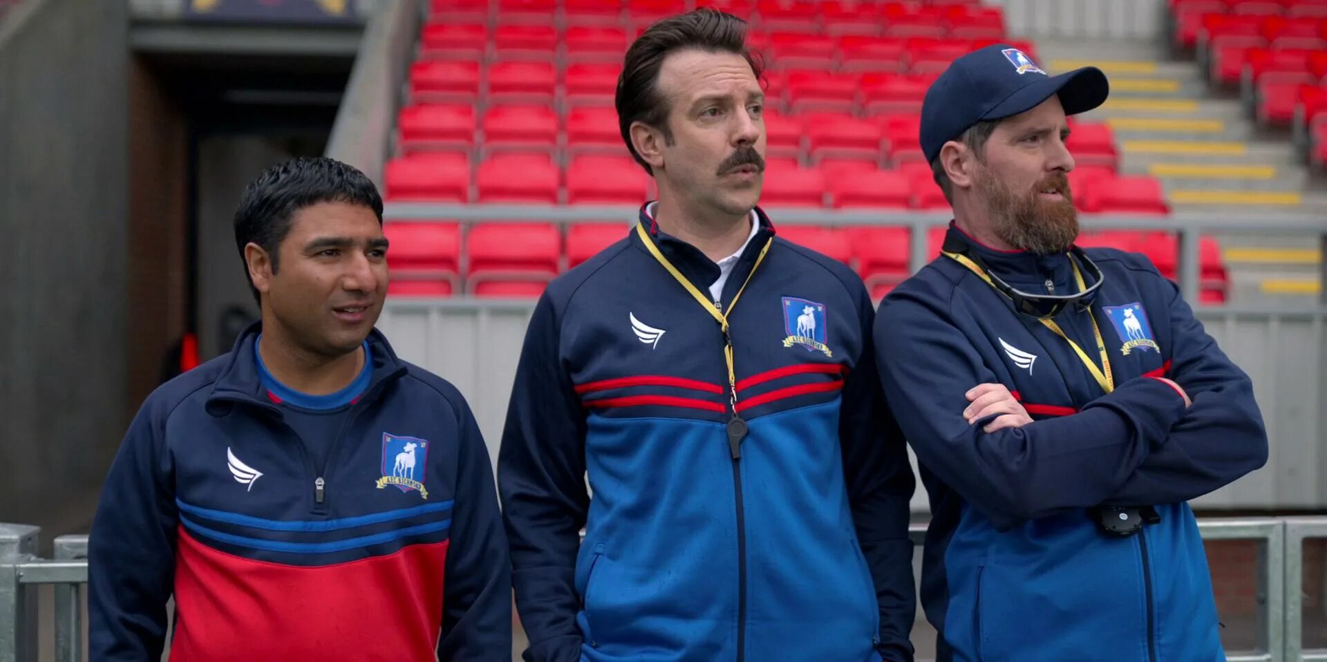 Тед лассо тренер. Ted lasso subtitles. Келли джонс тед лассо. Ted lasso subtitles. Джейсон судейкис тед лассо.