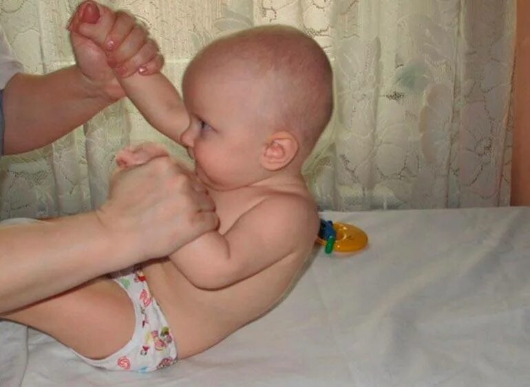Что делать если в 13 маленький. Гипертонус ног у грудничка. Ребенок на руках. Гипотонус мышц ног у младенцев. Гипертонус у грудничка 4 мес рук.