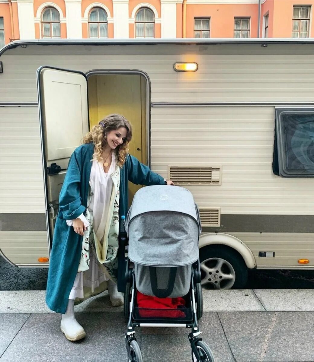 Жизнь полины. Жизнь полины. Жизнь полины. Взрослая жизнь девчонки полины субботиной эпизод. Жизнь полины.