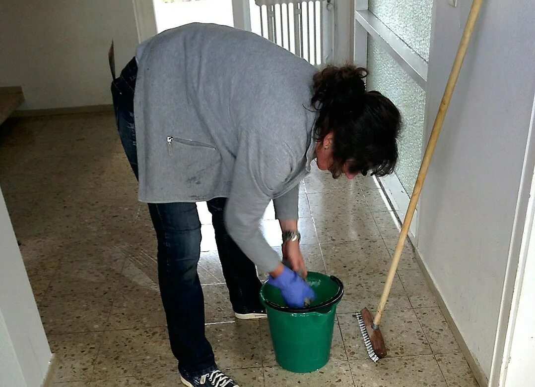 Красивая домохозяйка. Уборщица моет пол. Уборщица моет пол. Уборщица моет пол. Уборка в школе.
