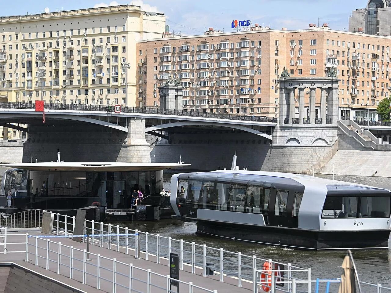 Речные трамвайчики зимой. Речной электротрамвай в Москве. Речной трамвайчик в Москве 2023. Киевский вокзал Речной электротрамвай. Сердце столицы Речной трамвайчик.