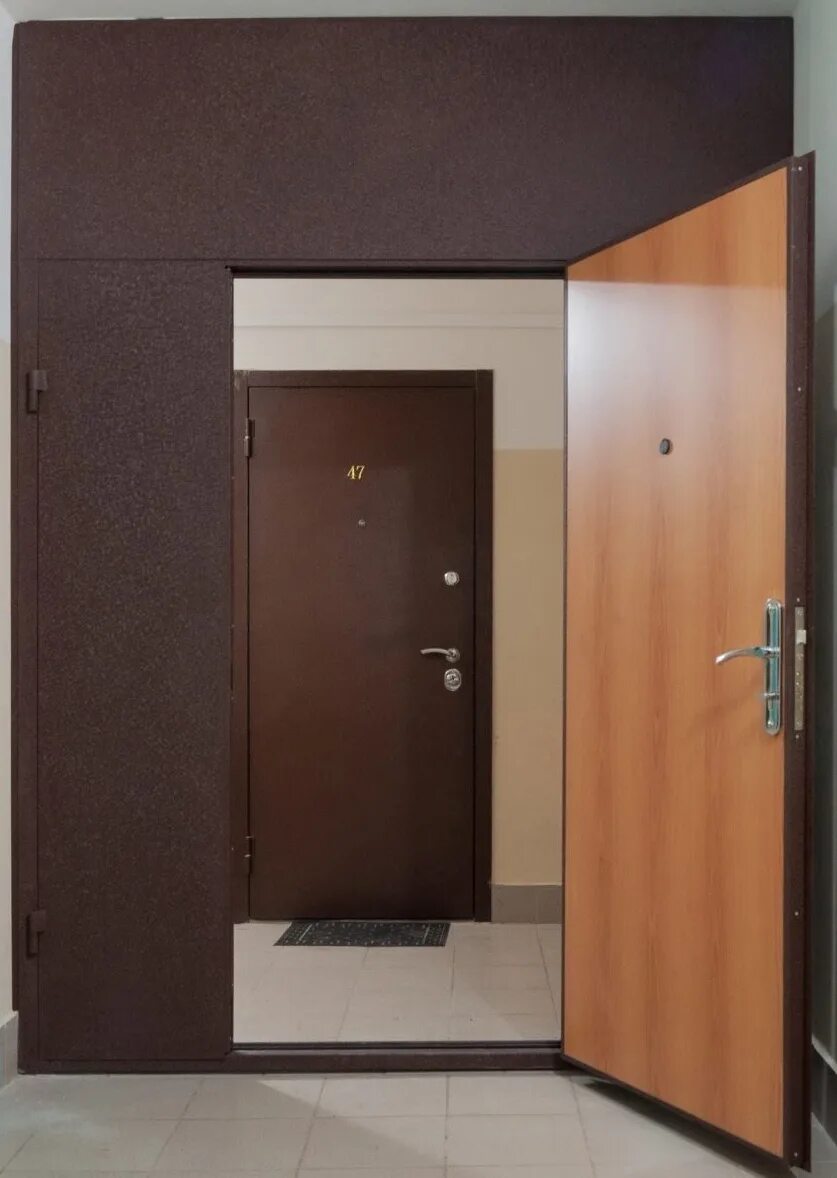 Двери для межквартирных коридоров. Тамбурные двери на площадку. Дверь металлическая входная 1400 2100. Двери подъездные тамбурные. Двери межлестничные противопожарные.