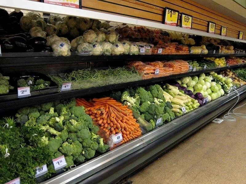 Овощной отдел в магазине. Прилавок с овощами и фруктами. Овощной прилавок. Овощной отдел в супермаркете.