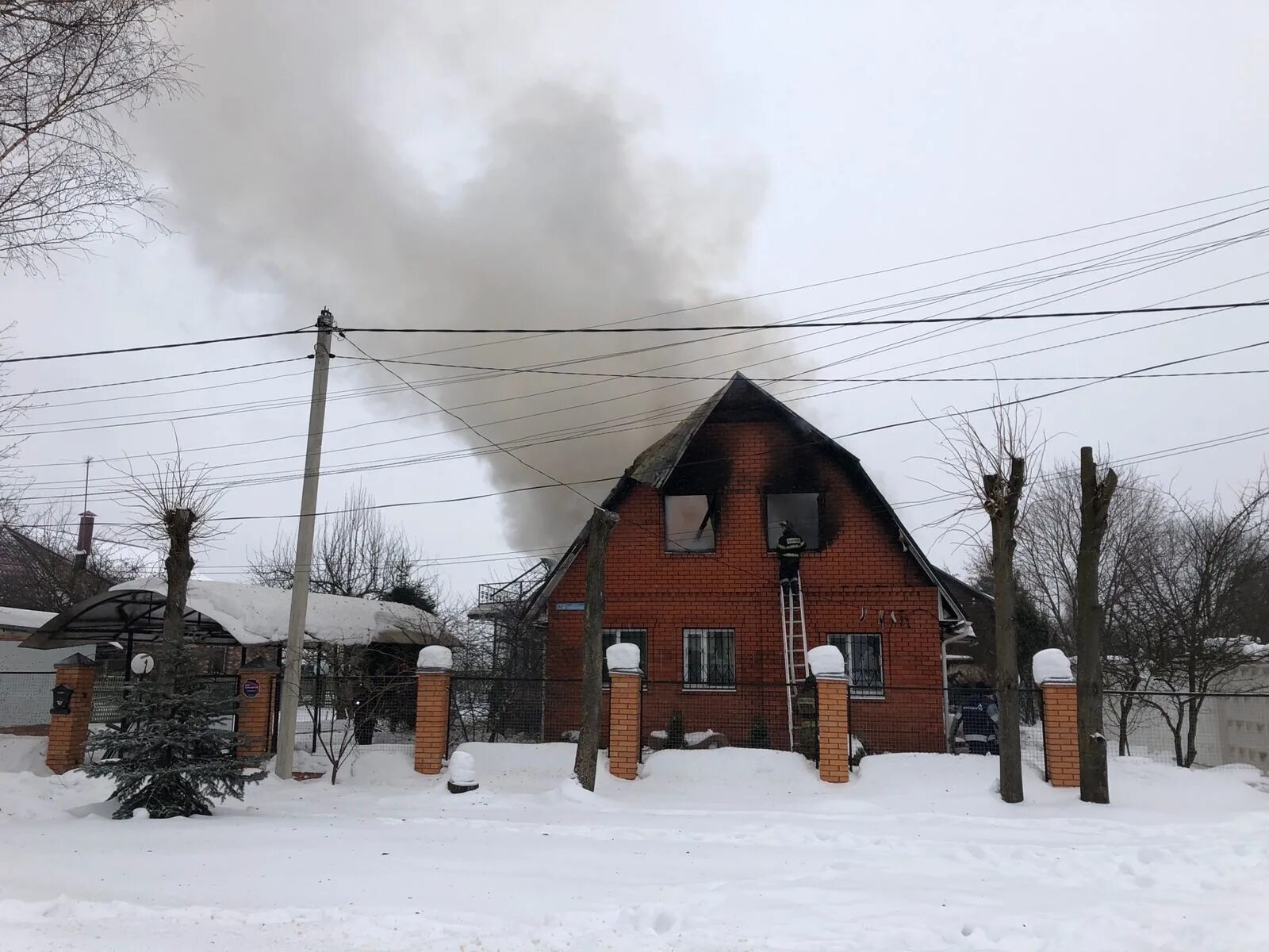 Сгорел дом в раменском. Гостилово Воскресенск. Деревня Гостилово Воскресенский район. Сгоревший деревенский дом. Сгорел дом в Подмосковье.