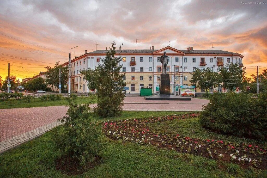 Г дзержинск ул пирогова. Площадь Маяковского Дзержинск. Площадь Маяковского Дзержинск Нижегородская область. Памятник Маяковскому в Дзержинске. Площадь Ленина Дзержинск.