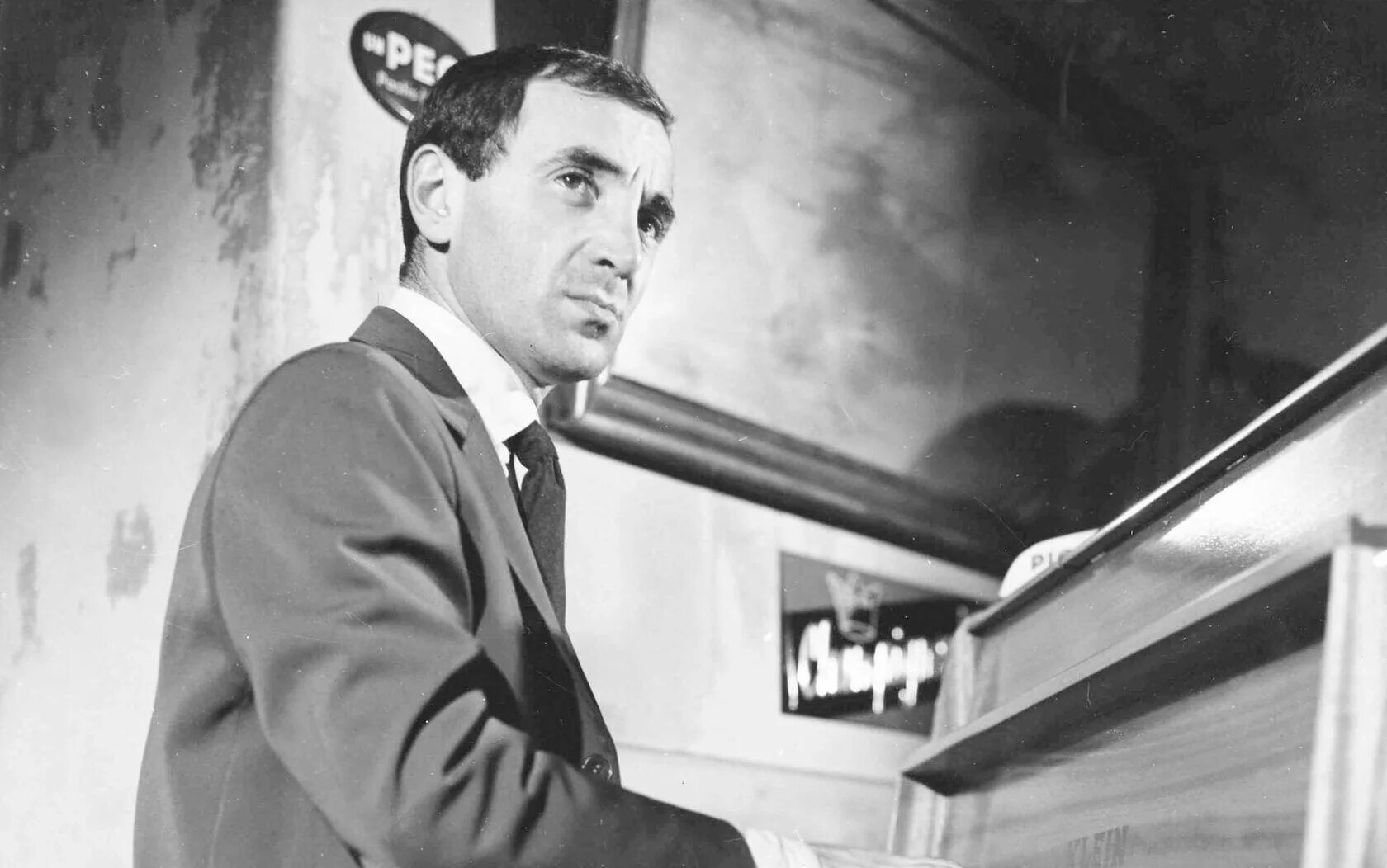 Shoot the piano player. Стреляйте в пианиста фильм 1960. Стреляйте в пианиста Трюффо. Мишель Мерсье стреляйте в пианиста. Трюффо и Азнавур.