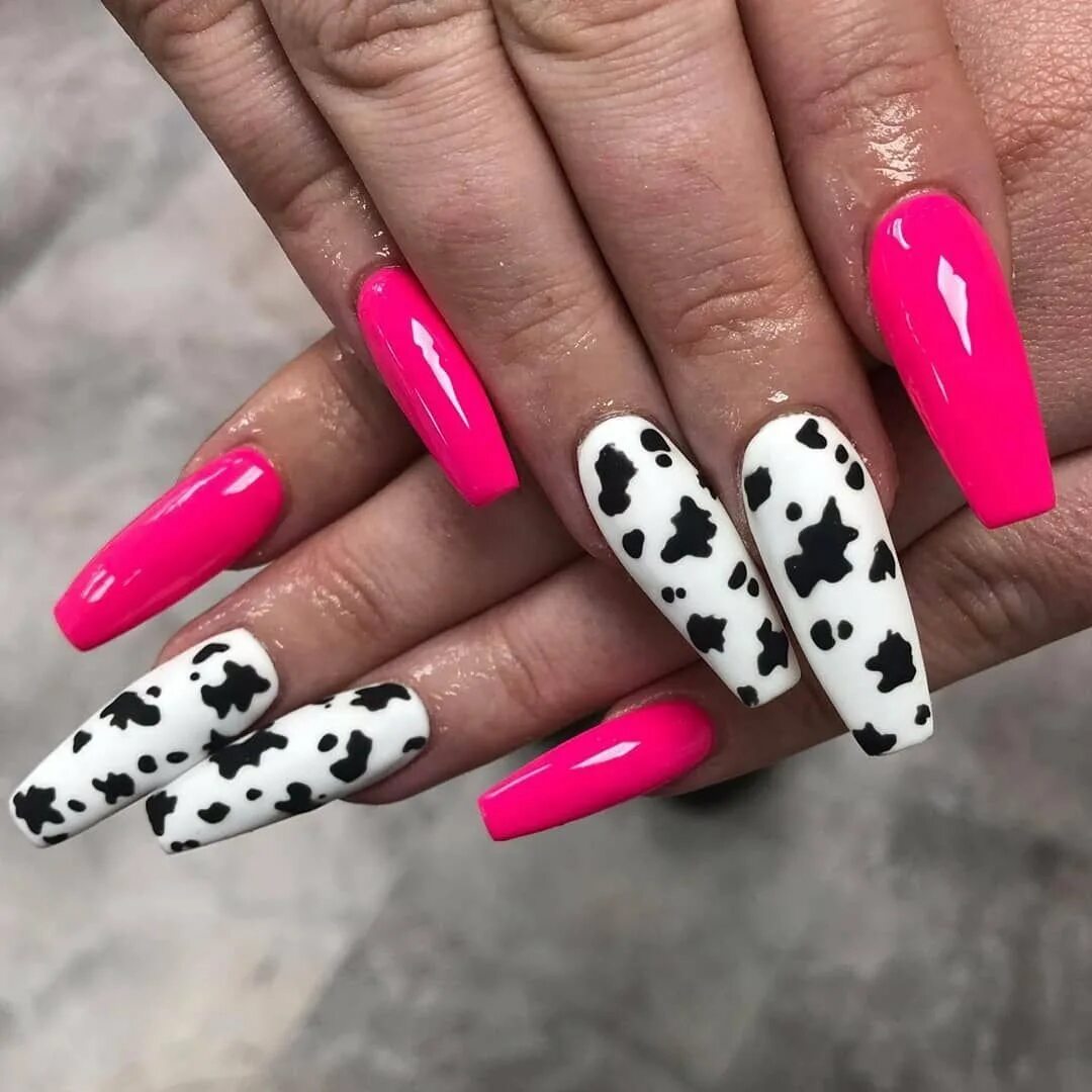 Дизайн ногтей с принтом. Ногти в стиле коровы. Пятнистые ногти. Маникюр на длинные ногти с пятнами. Маникюр розовый с черным.
