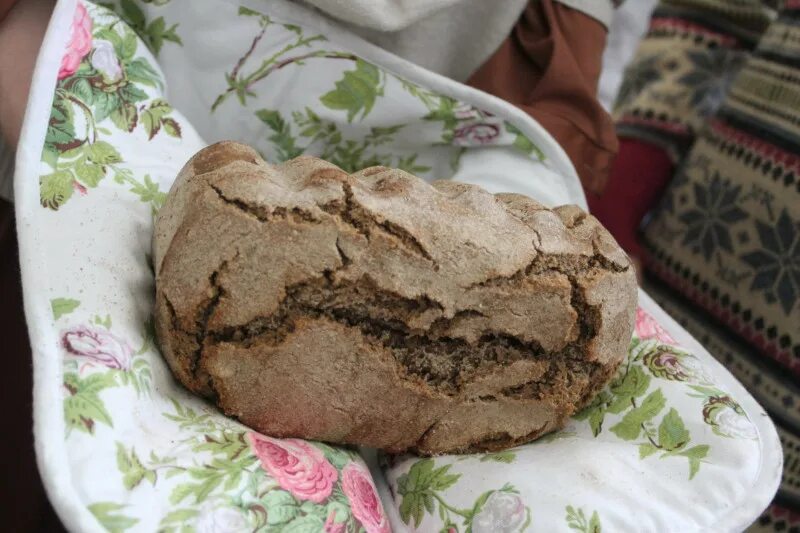 Почему трескается хлеб. Дефекты хлеба. Дефекты ржаного хлеба. Ржаная корочка. Ржаное тесто.
