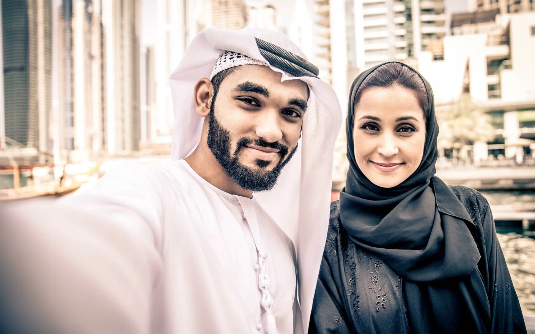 Арабские измен. Красивые арабские пары. Красивые пары арабы. Пара в арабских одеждах фотосессия. Мусульманская семья фото.