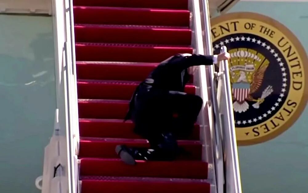 Байден упал с лестницы самолета. Байден упал. Падение со стремянки. Jim lahey falls down stairs. Байден падает с лестницы.