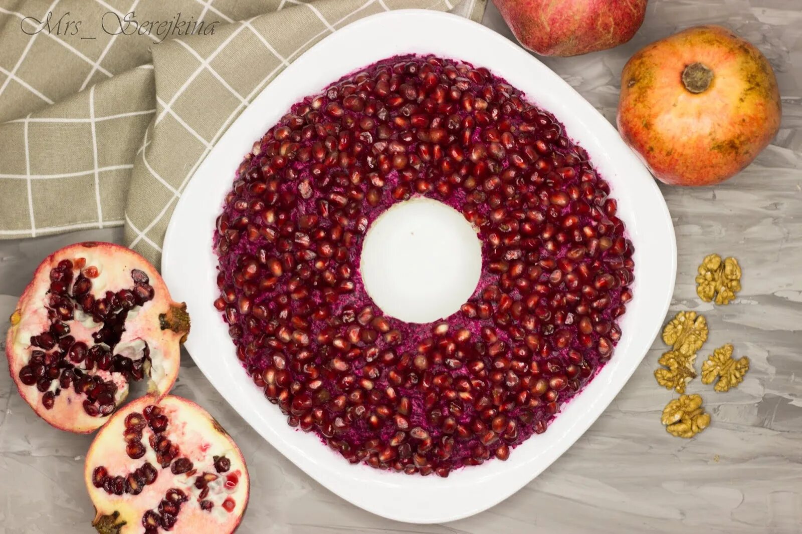 Блюда с гранатовым соусом. Салат с гранатовым соусом. Салат с говядиной и гранатом. Садат " гранатовый браслет. Вкусный салат с гранатом.