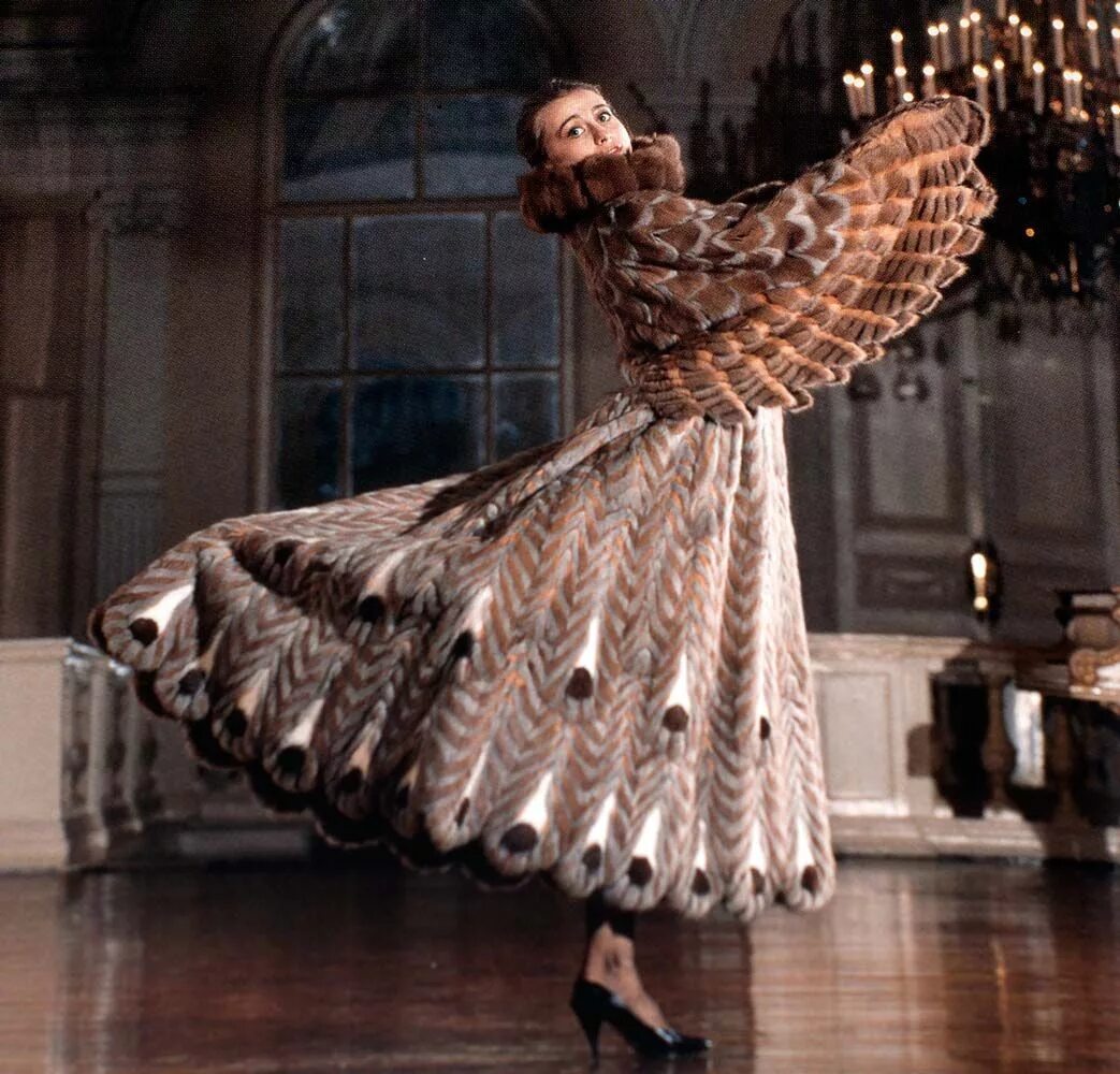 Платье из перьев. Одежда птица. Одежда для птиц. Одежда птица. Футболка с голубем на спине.