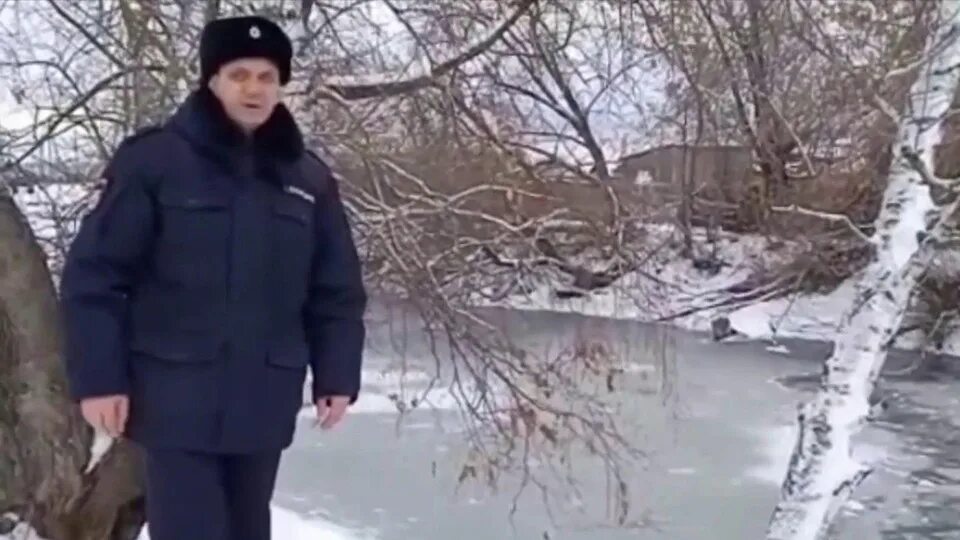 Рискуя жизнью володин спас солдата попавшего. Полицейский спас ребенка. парень спас ребёнка мордовия. участковый спас ребенка мордовия.