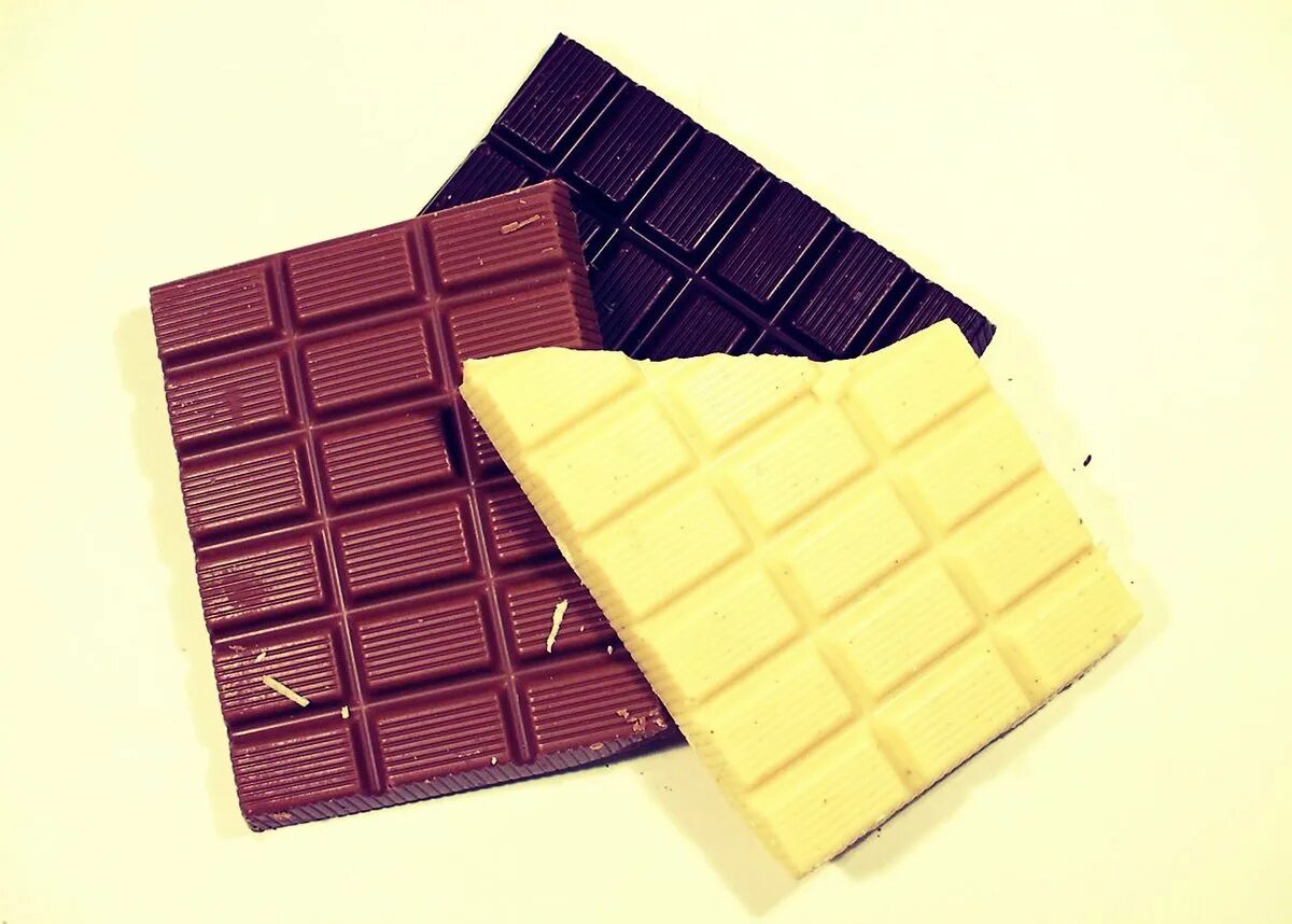 Три плитки шоколада. Шоколад белый молочный темный Горький. Плитка шоколада. Плиточный шоколад. Шоколадная плитка.